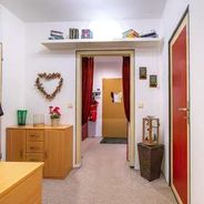 Mittelflur mit Blick zur Eingangstür