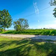 Feld auf der gegenüberliegenden Straßenseite