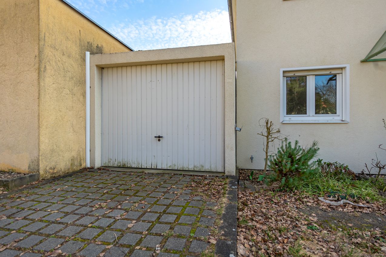 Garage mit Schwingtor