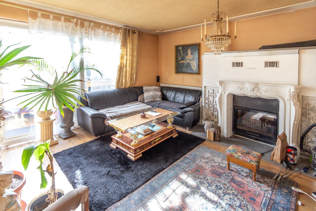 EG Wohnzimmer mit Kamin und Ausgang zur Süd-Terrasse 