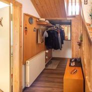EG Mittelflur mit Treppe zum DG