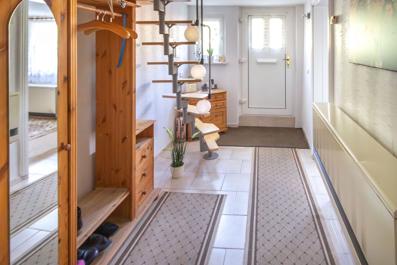 EG Eingangsflur mit Treppe zum Dachgeschoss