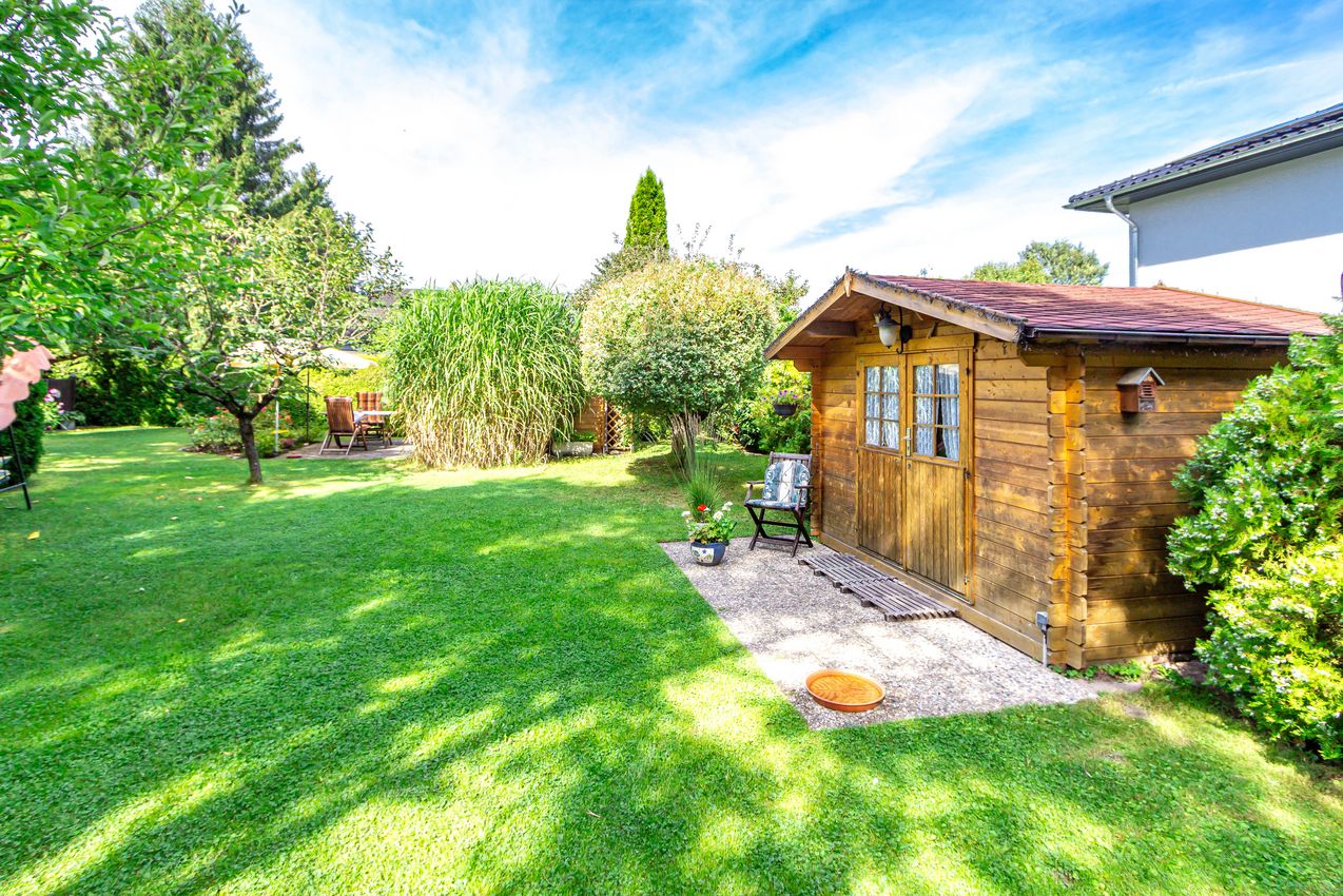 Blick in den Garten mit Hobbywerkstatt