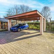 Gepflastertes Doppelcarport