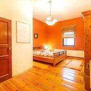 EG Schlafzimmer mit Ankleidezimmer und Zugang zum Masterbad