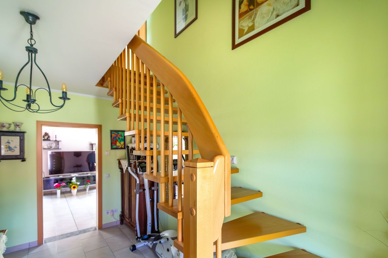 EG Diele mit Treppe zum DG