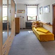 DG Ankleidezimmer mit Zugang zum Schlafzimmer