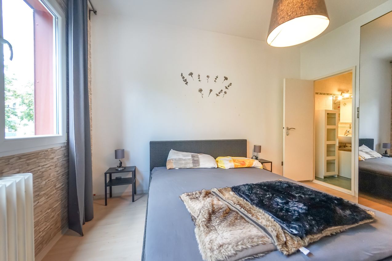 Schlafzimmer mit Blick auf Kleiderschrank und Badezimmer