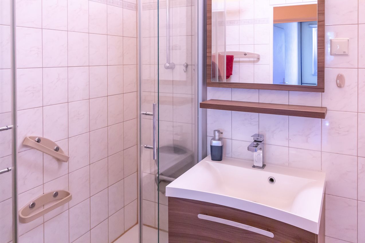 Duschbad mit Waschtisch