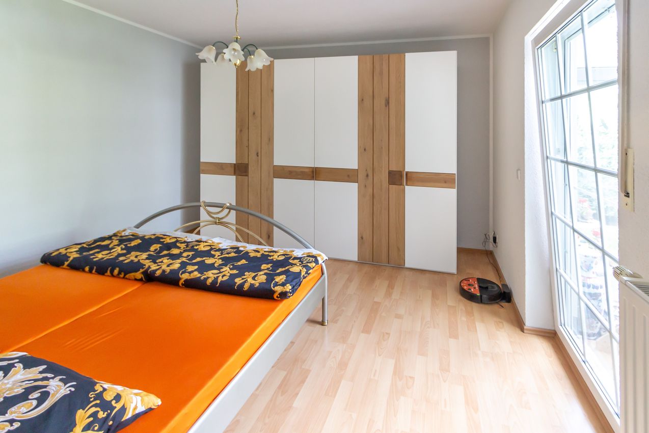Schlafzimmer mit Zugang zum Wintergarten