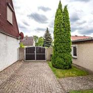 Hoftor mit gepflasterter Einfa