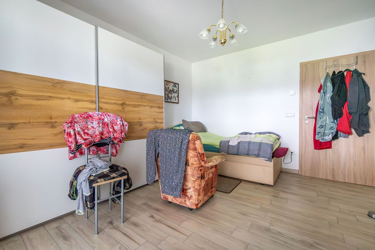 Zimmer 1 mit Blick zur Zimmertür