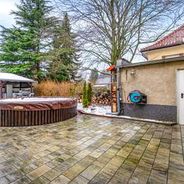 Gartenansicht mit Geräteraum