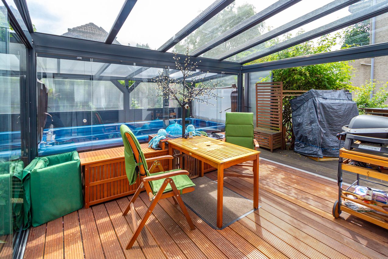 Wintergarten mit Zugang zum Schwimmbad