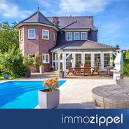 Hausansicht mit Pool