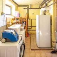 KG Hauswirtschaftsraum mit Waschmaschine und mod. Heizungsanlage