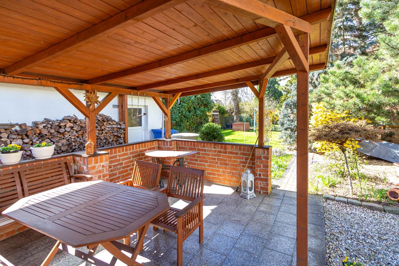 Überdachter Grillplatz im Garten