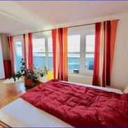 Schlafzimmer mit Balkon zur Ho