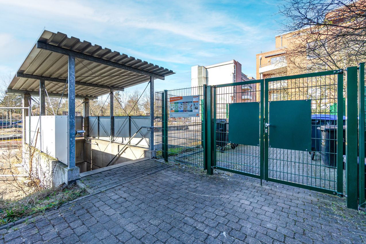 Tonnenkäfig und Eingang Tiefgarage