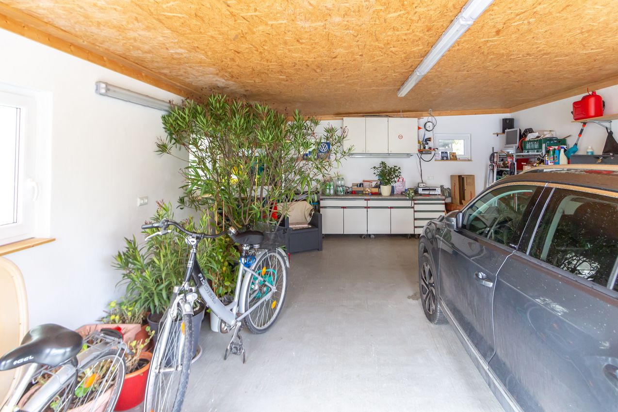 Garage mit Hobbywerkstatt