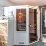 Badansicht mit Sauna und bodengleicher Dusche