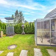 Gartenblick von der Süd-Terrasse zur Vogelvoliere 