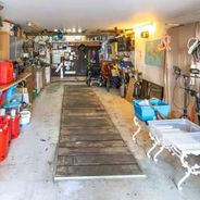 Große Garage mit Montagegrube und Platz für 2 PKW