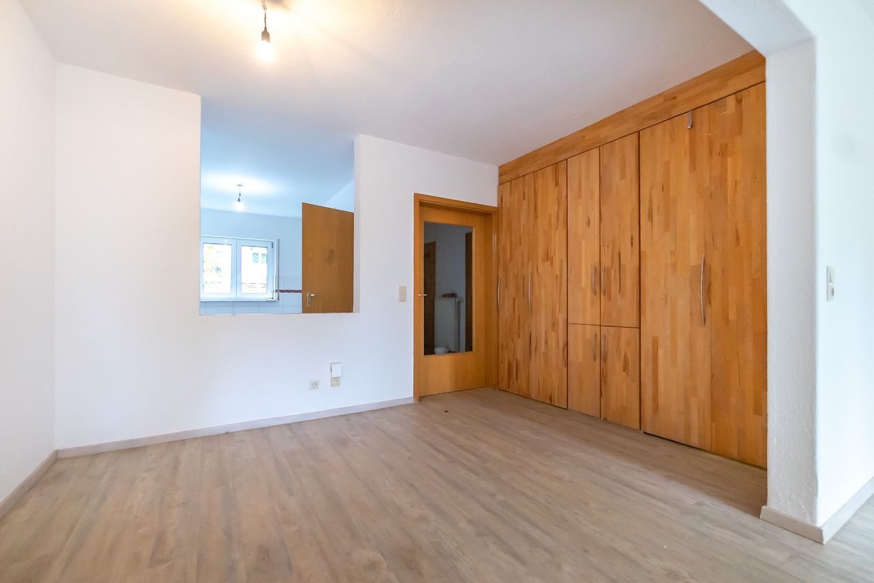 EG Durchreiche zur Küche und verkleideter Treppenaufgang