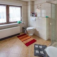 EG Modernes Duschbad mit WB und WC