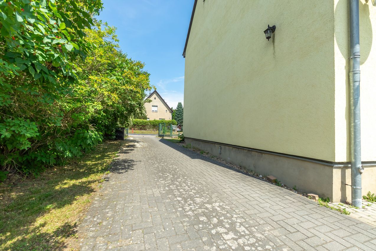 Gepflasterte Zufahrt