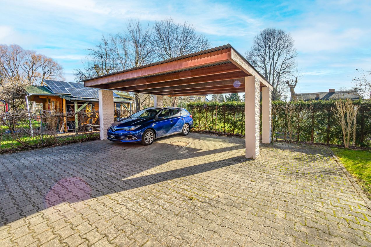 Gepflastertes Doppelcarport