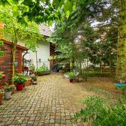Gepflasteter Innenhof