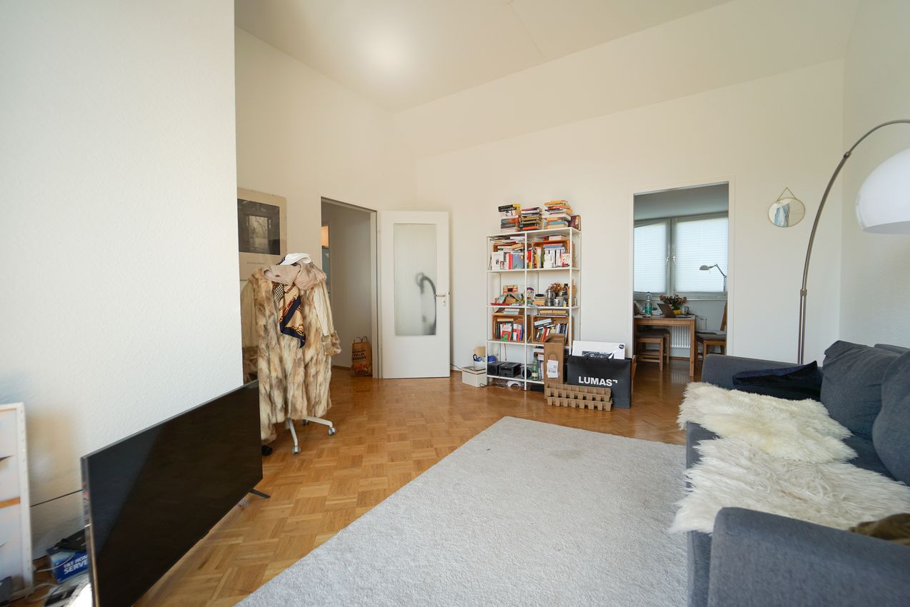 Wohnzimmer mit Blick zur Zimmertür und Küche