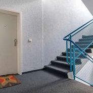 Wohnungstür und Treppenhaus