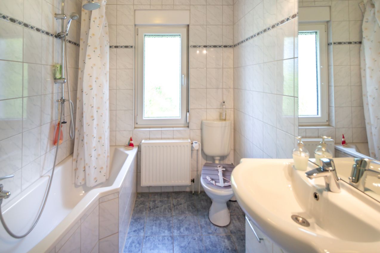 EG Modernes Wannenbad mit WB und WC