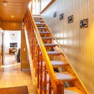 EG Mittelflur mit Treppe zum DG