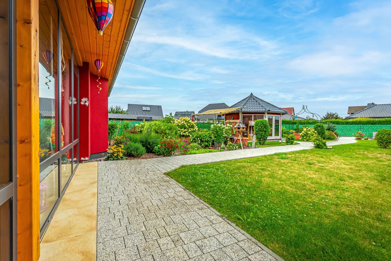Garten mit Sommergarten, Zierbeet und Pavillon