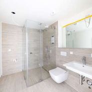 Badezimmer mit bodengleicher Dusche