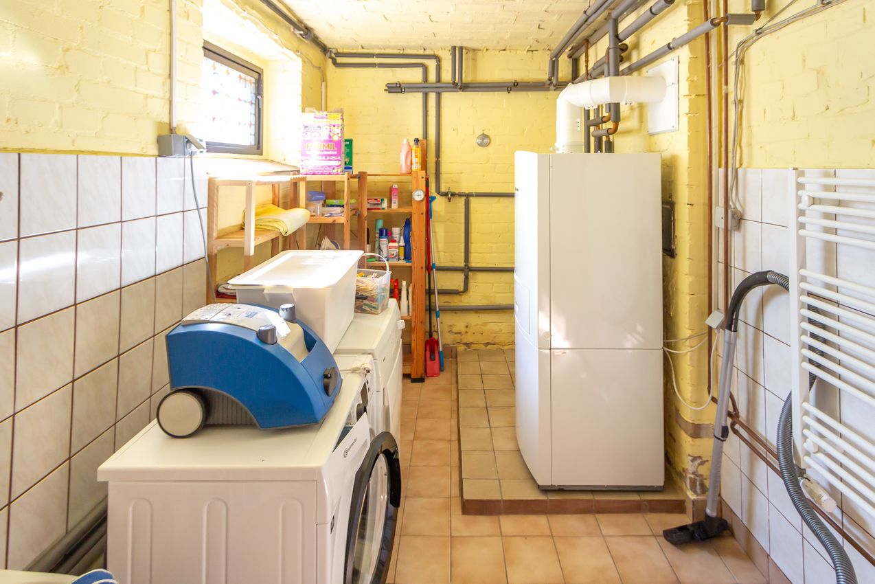 KG Hauswirtschaftsraum mit Waschmaschine und mod. Heizungsanlage