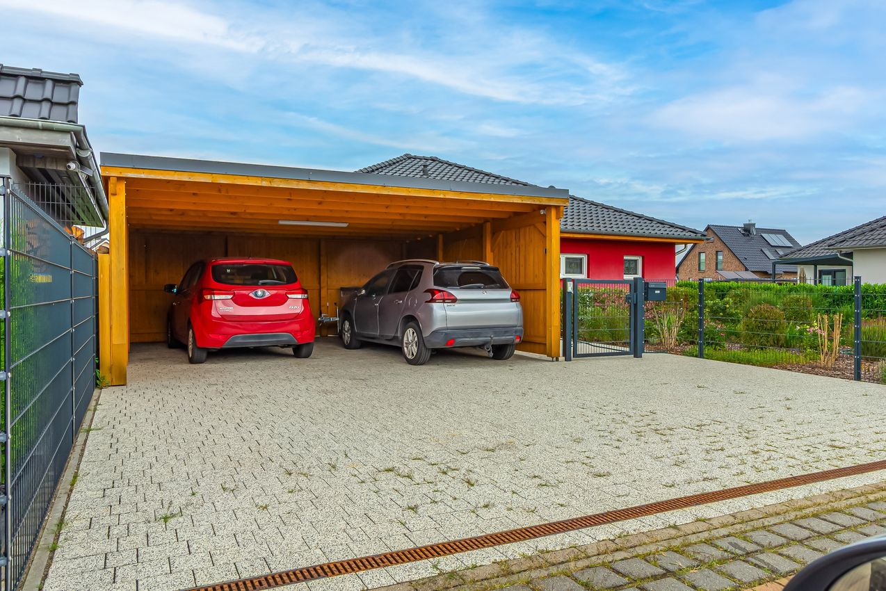 Doppelcarport und zwei Außenstellplätze