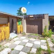 Hof mit Grillplatz und Garagen
