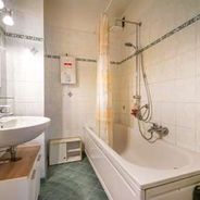 Badezimmer mit Badewanne