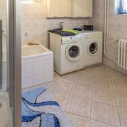 KG Modernes Wannen-, Duschbad mit Waschmaschinenstellplatz