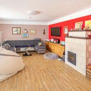 Wohnzimmer mit modernem Kachelofen