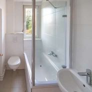 Wannenbad mit WB und WC