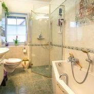 EG Bad mit Wanne, Dusche, WB u