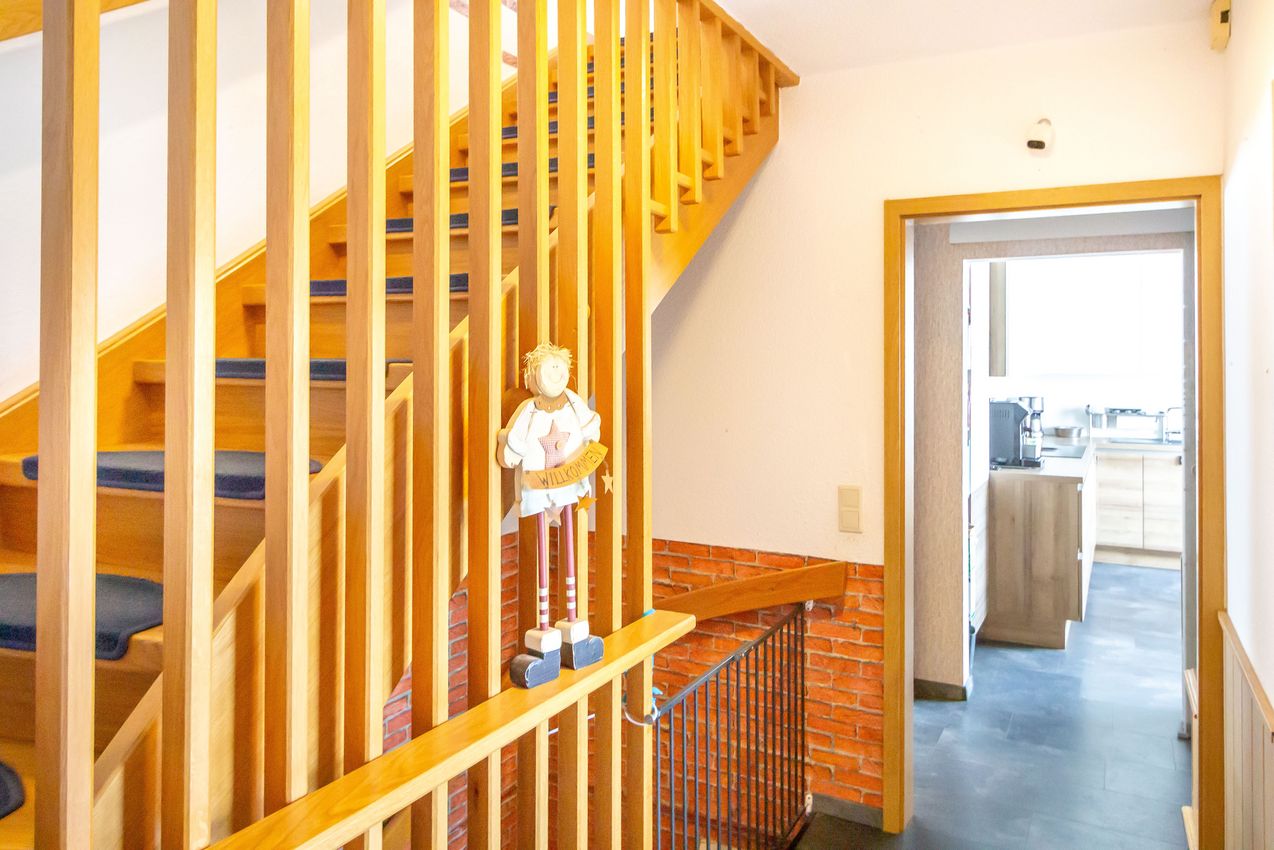 EG Mitteldiele mit Treppe zum DG und zum KG