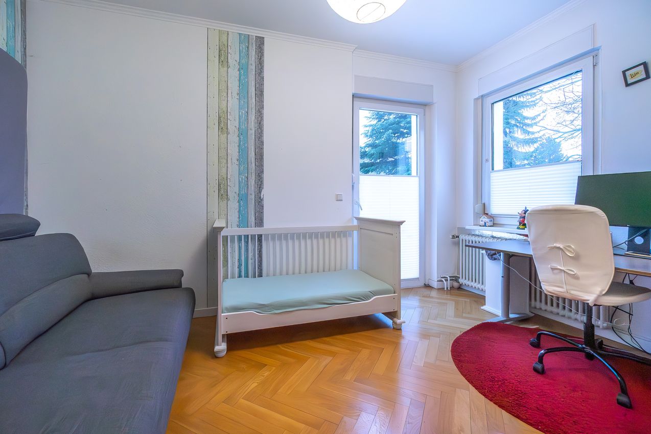 Kinderzimmer mit Ausgang zum Garten