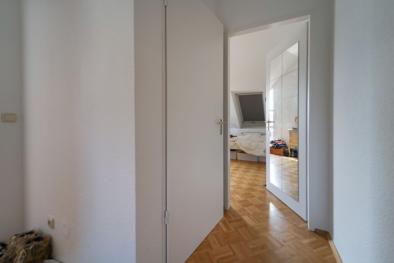 Flur mit Blick ins Schlafzimmer