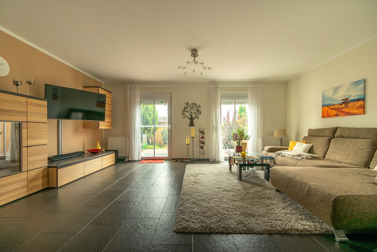 EG Wohnzimmer mit Ausgang zur Terrasse